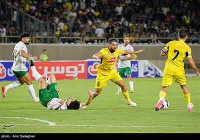 دیدار تیمهای فوتبال فجر شهید سپاسی و ذوب آهن