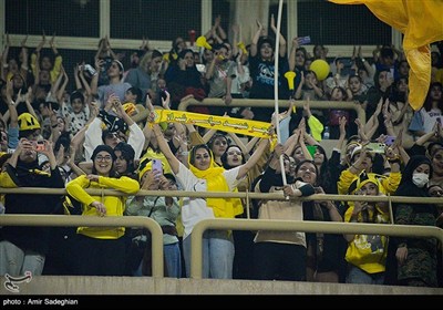 دیدار تیمهای فوتبال فجر شهید سپاسی و ذوب آهن