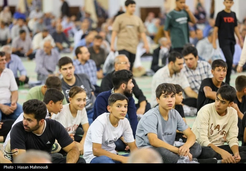 نماز جمعه تبریز در آغوش عطر کودکانه؛ نسل نو در صفوف ایمان