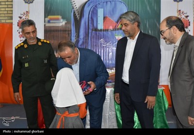 توزیع 19 هزار بسته تحصیلی میان دانش‌آموزان نیازمند خراسان‌جنوبی