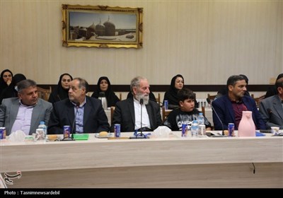 هم‌اندیشی استاندار اردبیل با نخبگان و ایثارگران برای ترسیم نقشه توسعه استان