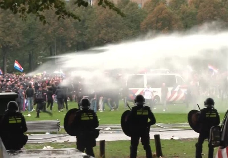 Dutch Police Fire Tear Gas at Anti-Immigration Protesters, 30 Detained