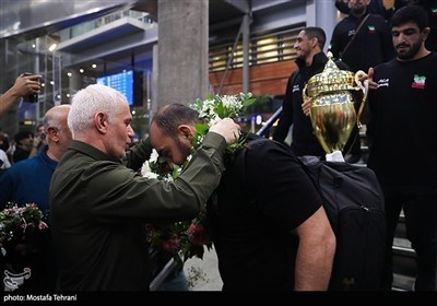 Иранский народ приветствует чемпионов своей страны по вольной борьбе