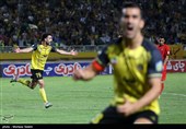 دیدار تیم های فوتبال سپاهان اصفهان و تراکتور تبریز