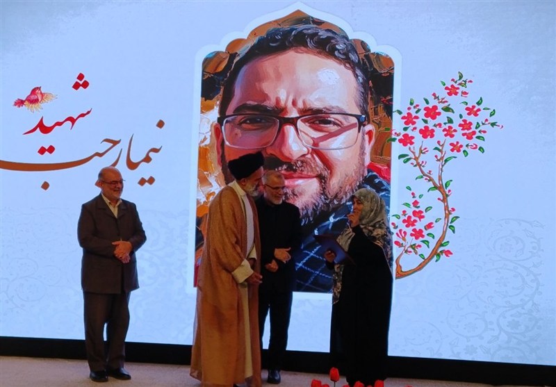 رادیویی‌ها خانواده شهید نیما رجب‌پور را ایستاده تشویق کردند/ «موج حقیقت» با روایتی از جنگ 12 روزه رونمایی شد