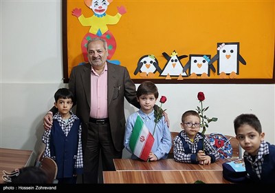 عکس یادگاری علیرضا کاظمی وزیر آموزش و پرورش با دانش آموزان