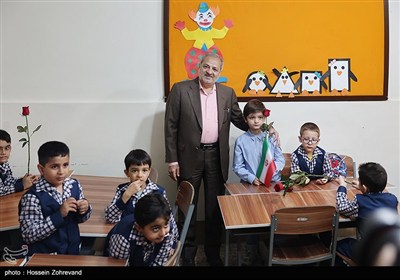 عکس یادگاری علیرضا کاظمی وزیر آموزش و پرورش با دانش آموزان