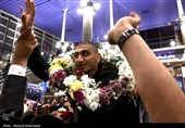Гордые члены сборной Ирана по греко-римской борьбе возвращаются на родину