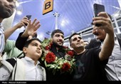 Гордые члены сборной Ирана по греко-римской борьбе возвращаются на родину
