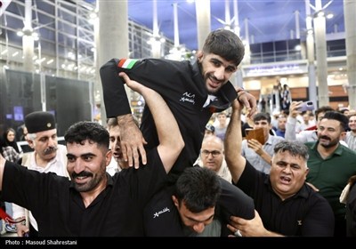 Гордые члены сборной Ирана по греко-римской борьбе возвращаются на родину