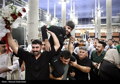 Гордые члены сборной Ирана по греко-римской борьбе возвращаются на родину