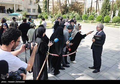 حسین سیمایی‌صراف وزیر علوم، تحقیقات و فناوری در حاشیه جلسه امروز هیئت دولت در جمع خبرنگاران