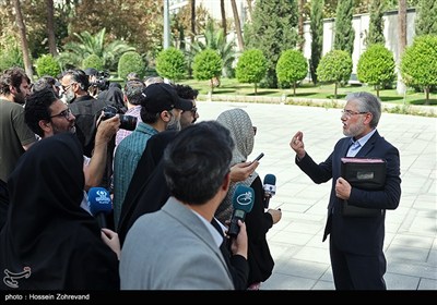 حسین سیمایی‌صراف وزیر علوم، تحقیقات و فناوری در حاشیه جلسه امروز هیئت دولت در جمع خبرنگاران