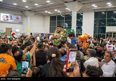 استقبال از قهرمانان جهانی کشتی فرنگی در شیراز