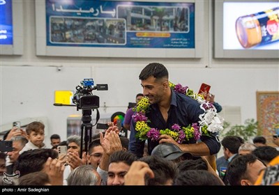 استقبال از قهرمانان جهانی کشتی فرنگی در شیراز