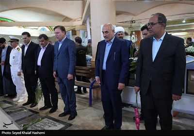عطرافشانی و گلباران گلزار شهدای بوشهر در هفته دفاع مقدس