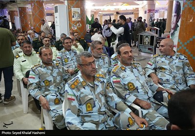 عطرافشانی و گلباران گلزار شهدای بوشهر در هفته دفاع مقدس