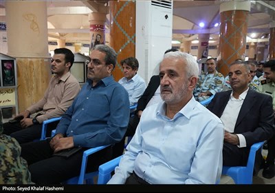 عطرافشانی و گلباران گلزار شهدای بوشهر در هفته دفاع مقدس