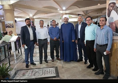 عطرافشانی و گلباران گلزار شهدای بوشهر در هفته دفاع مقدس
