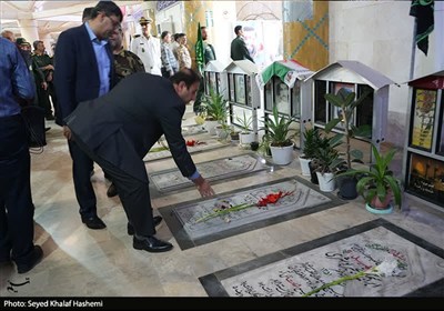 عطرافشانی و گلباران گلزار شهدای بوشهر در هفته دفاع مقدس