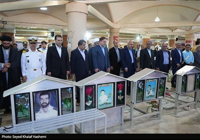 عطرافشانی و گلباران گلزار شهدای بوشهر در هفته دفاع مقدس