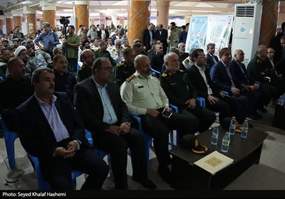 عطرافشانی و گلباران گلزار شهدای بوشهر در هفته دفاع مقدس