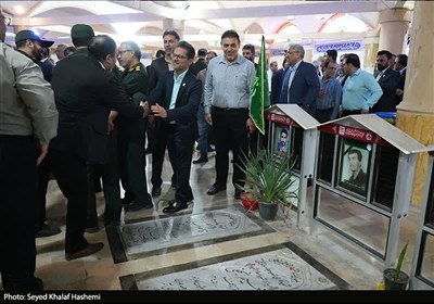عطرافشانی و گلباران گلزار شهدای بوشهر در هفته دفاع مقدس