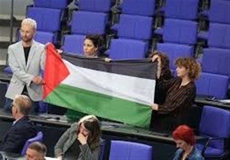 اخراج نمایندگان پارلمان آلمان از صحن علنی به دلیل برافراشتن پرچم فلسطین