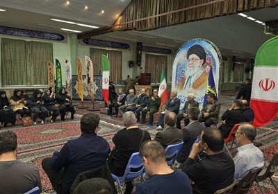 نشست صمیمی فرمانده سپاه عاشورا با اصحاب رسانه به مناسبت هفته دفاع مقدس