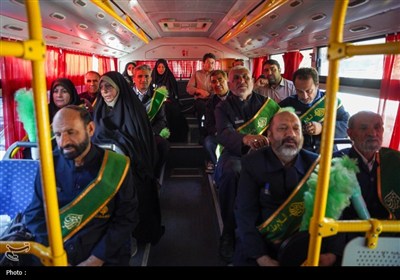 تجدید میثاق خادمان حرم شاهچراغ (ع) با شهدا در روز مهمانی لاله‌ها