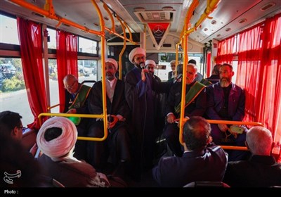 تجدید میثاق خادمان حرم شاهچراغ (ع) با شهدا در روز مهمانی لاله‌ها