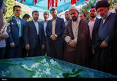 تجدید میثاق خادمان حرم شاهچراغ (ع) با شهدا در روز مهمانی لاله‌ها