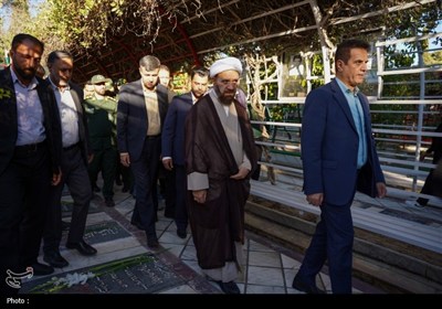 تجدید میثاق خادمان حرم شاهچراغ (ع) با شهدا در روز مهمانی لاله‌ها
