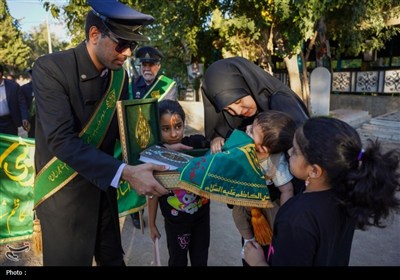 تجدید میثاق خادمان حرم شاهچراغ (ع) با شهدا در روز مهمانی لاله‌ها