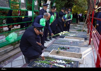 تجدید میثاق خادمان حرم شاهچراغ (ع) با شهدا در روز مهمانی لاله‌ها