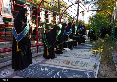 تجدید میثاق خادمان حرم شاهچراغ (ع) با شهدا در روز مهمانی لاله‌ها