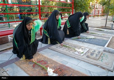 تجدید میثاق خادمان حرم شاهچراغ (ع) با شهدا در روز مهمانی لاله‌ها