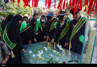 تجدید میثاق خادمان حرم شاهچراغ (ع) با شهدا در روز مهمانی لاله‌ها