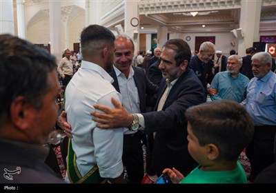قهرمان کشتی جهان، خادم افتخاری حرم مطهر حضرت شاهچراغ (ع) شد