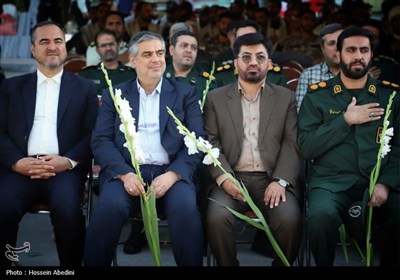 گلباران قبور مطهر شهدا در اراک به مناسبت هفته دفاع مقدس