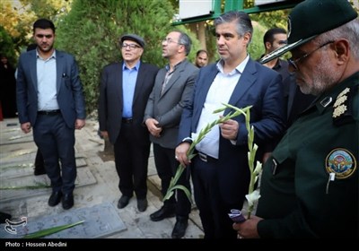 گلباران قبور مطهر شهدا در اراک به مناسبت هفته دفاع مقدس