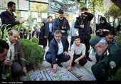 گلباران قبور مطهر شهدا در اراک به مناسبت هفته دفاع مقدس