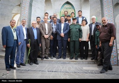 گلباران قبور مطهر شهدا در اراک به مناسبت هفته دفاع مقدس