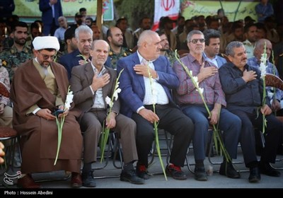 گلباران قبور مطهر شهدا در اراک به مناسبت هفته دفاع مقدس