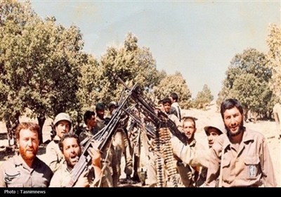 نفر سمت راست محمود حق بين - نفر سمت چپ شهيد قربانعلي براتي جانشين گردان رسول الله نيروهاي گردان رسول الله قبل از عمليات کربلاي يک در موقعيت شهيد فاضل الحسيني در ايلام 