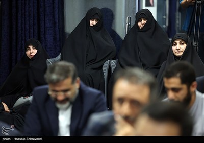 حضور جمیله‌سادات علم‌الهدی و ریحانه سادات رئیسی دختر شهید ابراهیم رئیسی در بزرگداشت شهادت سید مقاومت