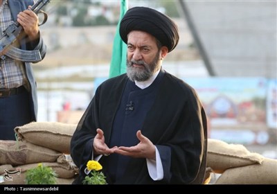 بازدید آیت الله عاملی از نمایشگاه موزه دفاع مقدس