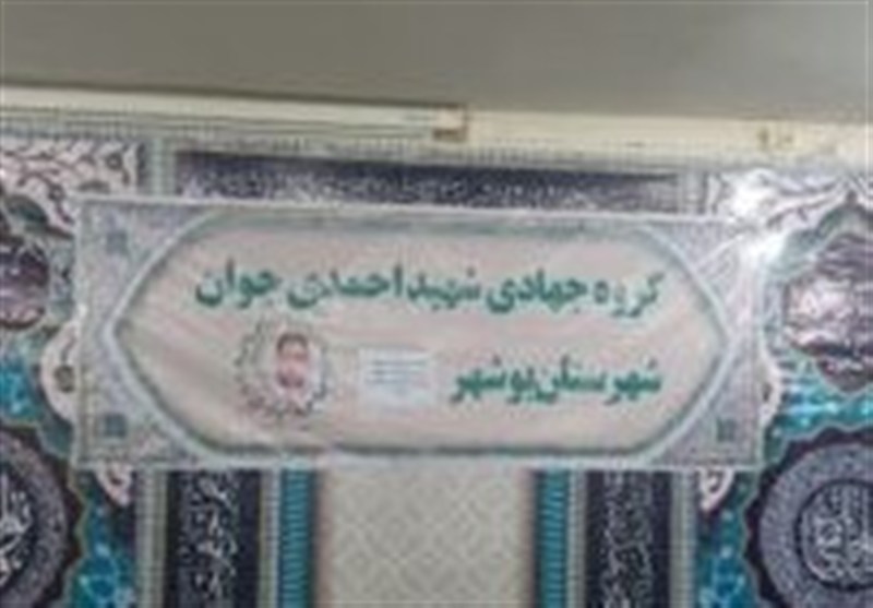 توزیع نوشت‌افزار توسط گروه جهادی میان دانش‌آموزان کم‌برخوردار بوشهر