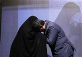 دیدار غیرمنتظره استاندار کرمان با مادر در همایش مادران شهدا