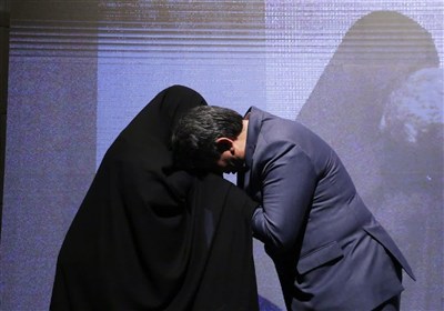 دیدار غیرمنتظره استاندار کرمان با مادر در همایش مادران شهدا